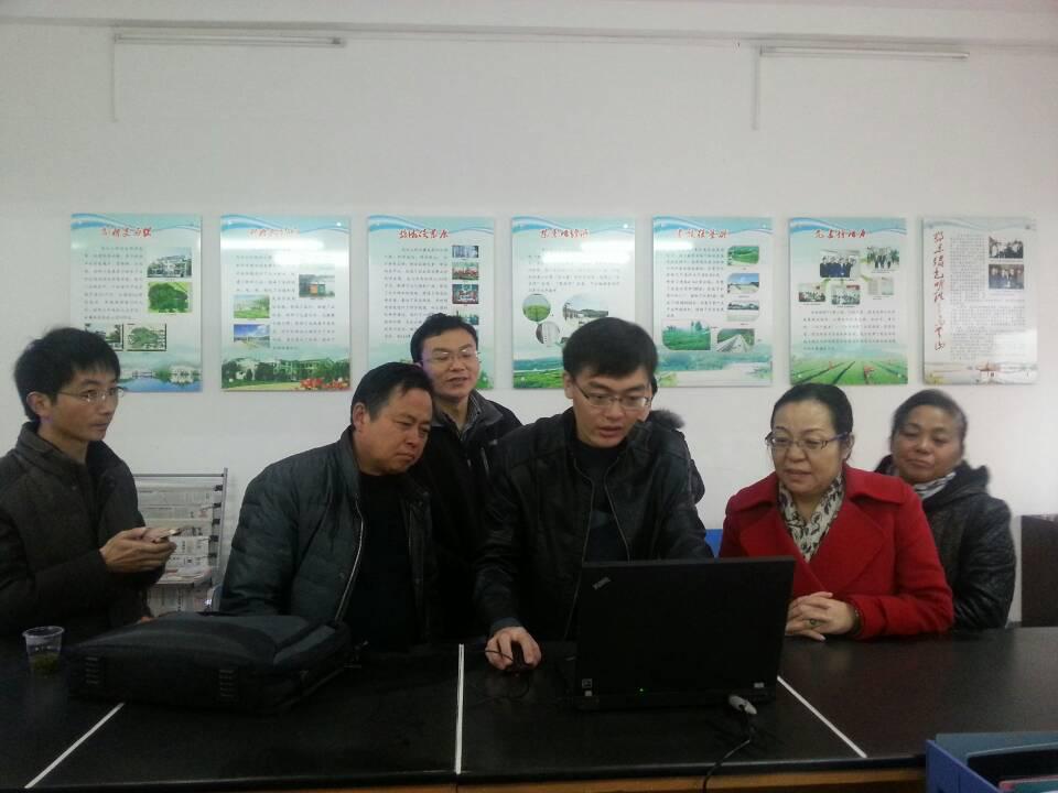 太阳成集团122ccvip为理论热点“面对面”对点帮扶单位英山县乌云山赠送电脑