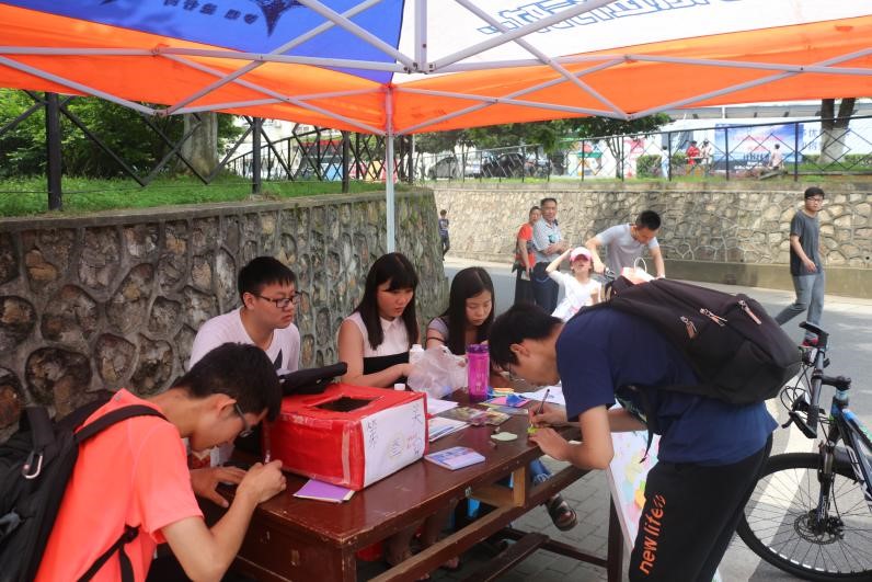 太阳成集团122ccvip“怀感恩之心，报三春之晖”感恩母亲节志愿活动顺利举办