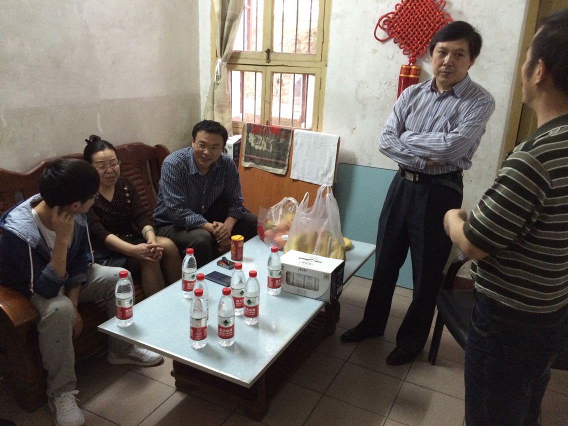 院领导五一之前走访员工宿舍、慰问生病员工 院领导五一之前走访员工宿舍、慰问生病员工