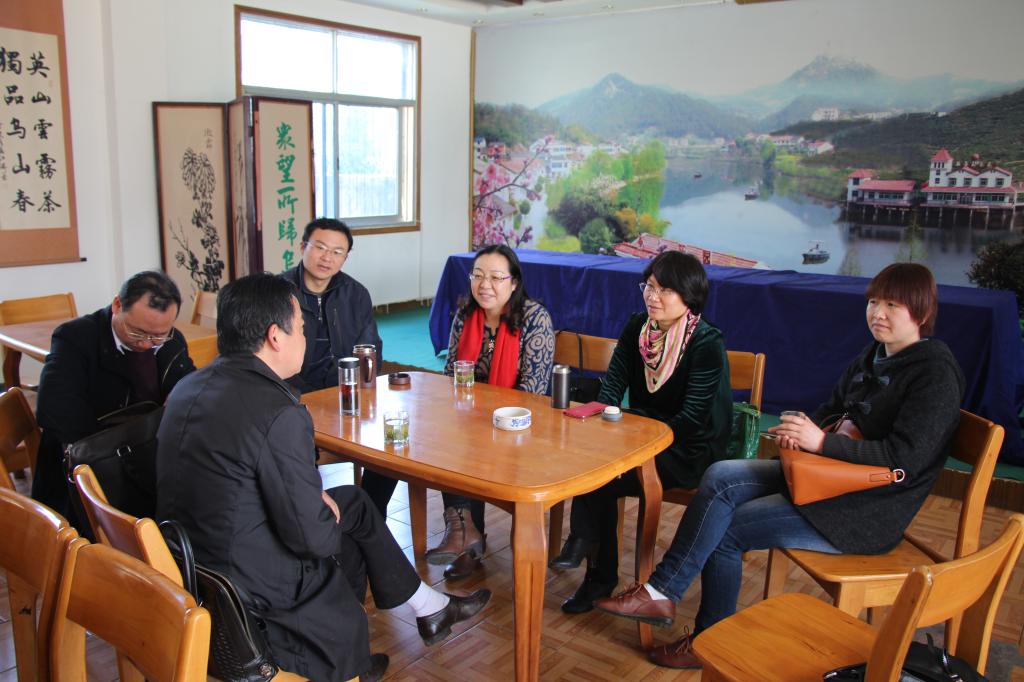 公司“理论热点面对面”专家组赴乌云山村调研