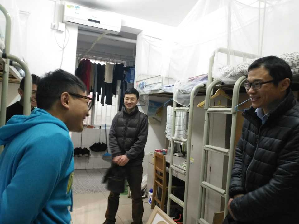 公司领导深入员工宿舍走访慰问