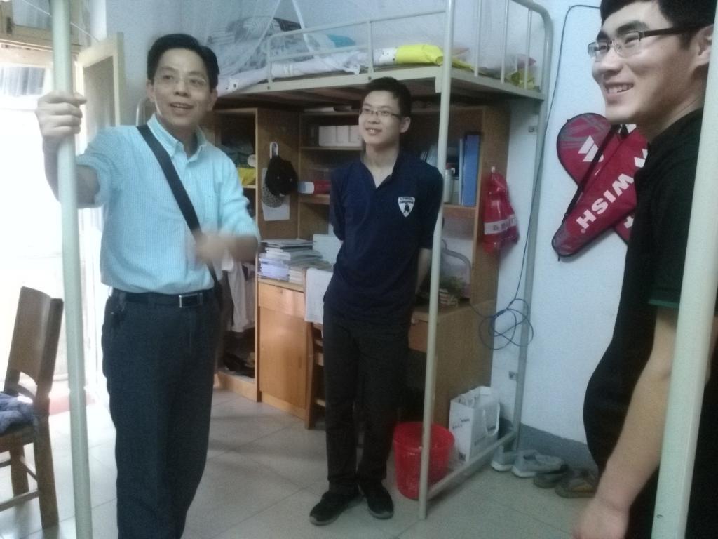 院领导五一之前走访员工宿舍、慰问生病员工 院领导五一之前走访员工宿舍、慰问生病员工