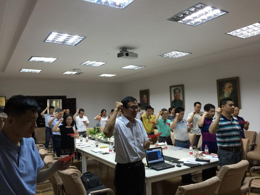 【两学一做】太阳成集团122ccvip全体教职工党员重温入党誓词