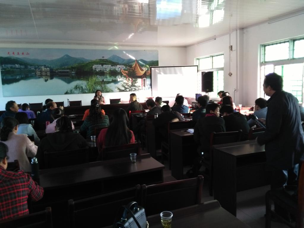 公司“理论热点面对面”专家组赴乌云山村进行心理帮扶