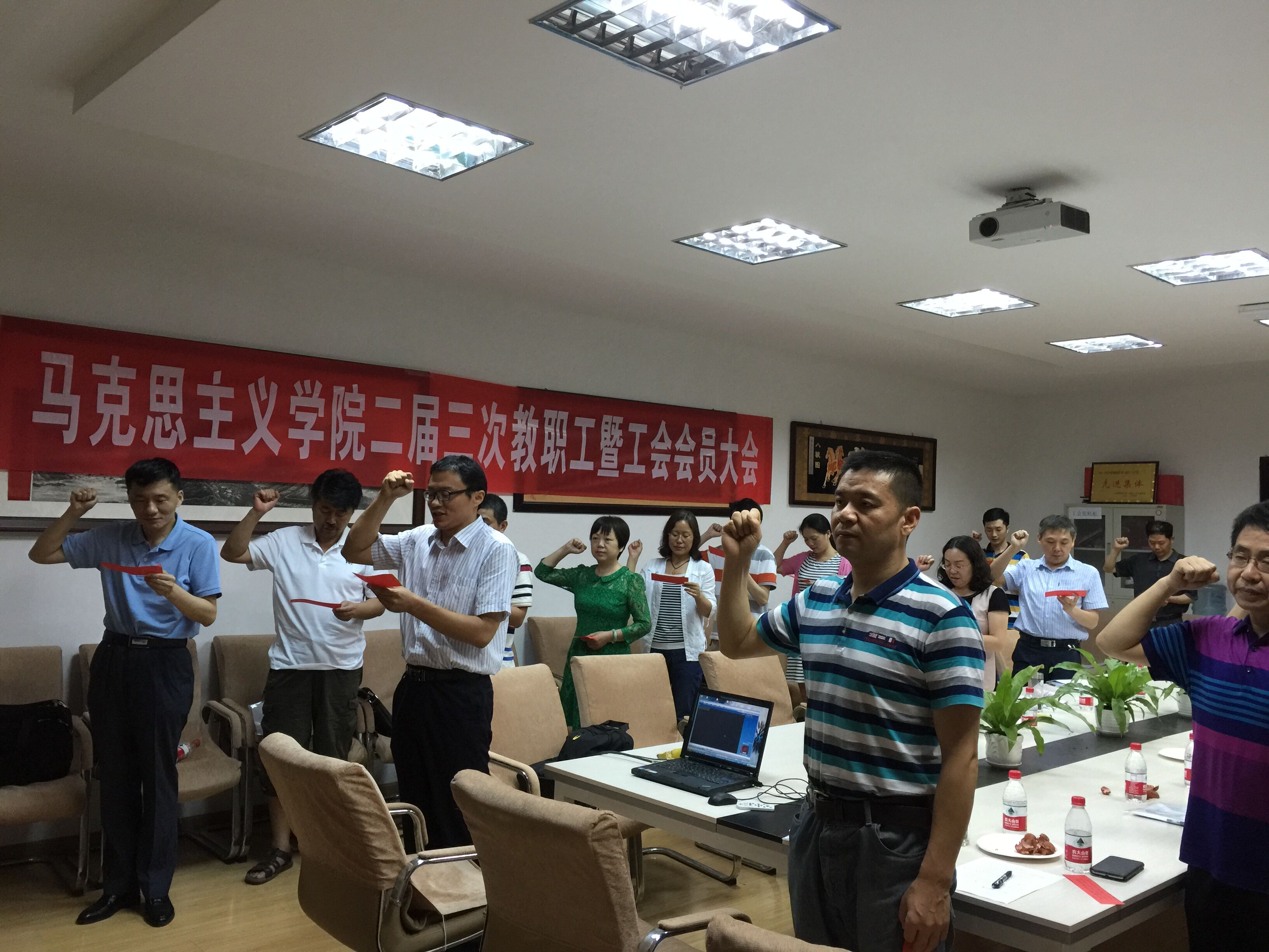 【两学一做】太阳成集团122ccvip全体教职工党员重温入党誓词